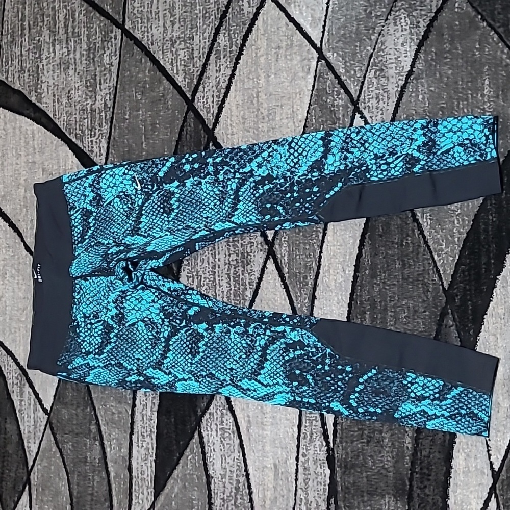 NIKE DRI-FIT SNAKESKIN PRINT EMBROIDERED NIKE SWOOSH REFLECTIVE POCKET LEGGINGS